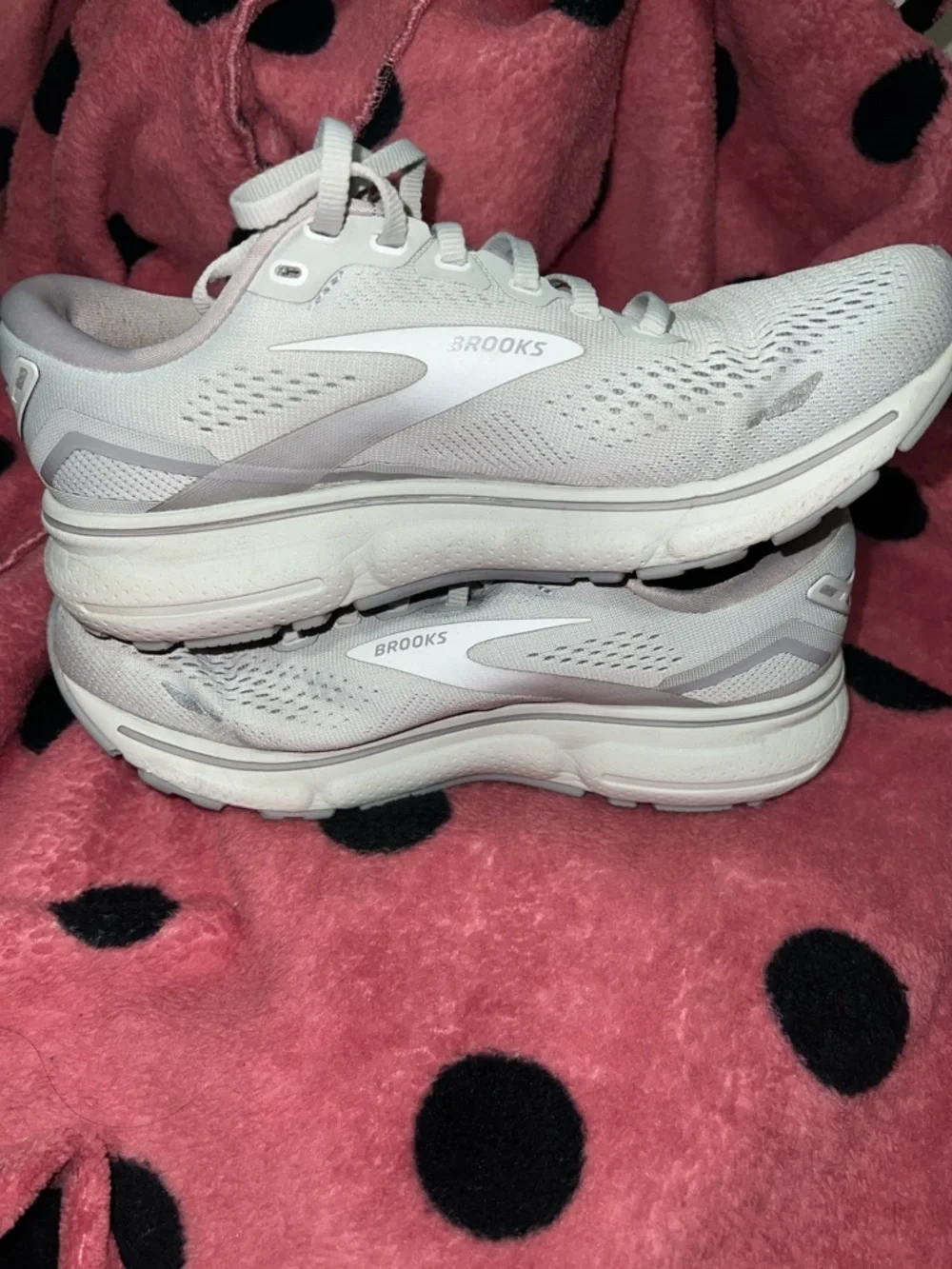 Brooks Women’s Running Shoe in Light Gray and White Size 8